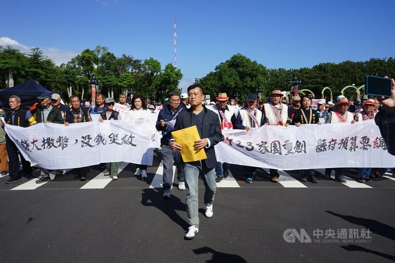 花蓮光復鄉逾500名災民由光復鄉代表會主席廖翊鈞（前排）領軍，11日依序到花蓮縣議會、花蓮縣府集結陳情，要求年度總預算編列重建科目、成立災後重建委員會等5點訴求。中央社記者張祈攝 114年12月11日