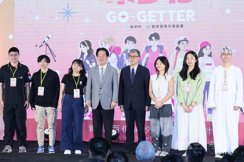 「青年百億海外圓夢基金計畫成果交流活動」開展記者會11日在華山文化創意產業園區舉行,總統賴清德(左4)、教育部長鄭英耀(右4)上台和青年合影。中央社記者謝佳璋攝 114年12月11日