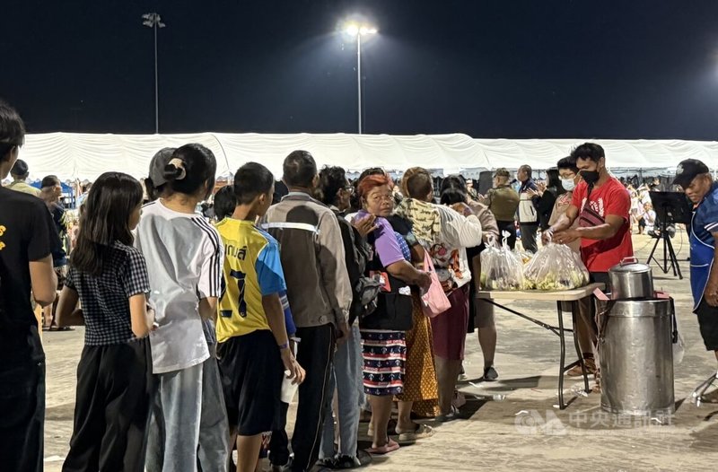 泰國志工在武里南府的避難中心為邊境居民提供免費食物。中央社記者李宗憲武里南府攝 114年12月11日