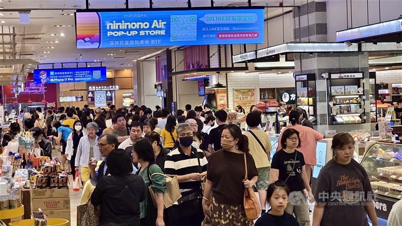 連假效應帶旺消費，金管會11日統計顯示，民眾10月信用卡簽帳金額達新台幣4534億元，今年前10月簽帳金額衝上4兆1360億元，皆創歷年同期新高。（中央社檔案照片）