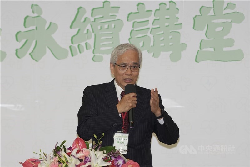 網路近期出現「台灣骨科聖手推薦最新細胞療法」等影片，台北榮總院長陳威明澄清其為AI合成語音冒充，自己絕不可能在網路販售來路不明藥品。（中央社檔案照片）