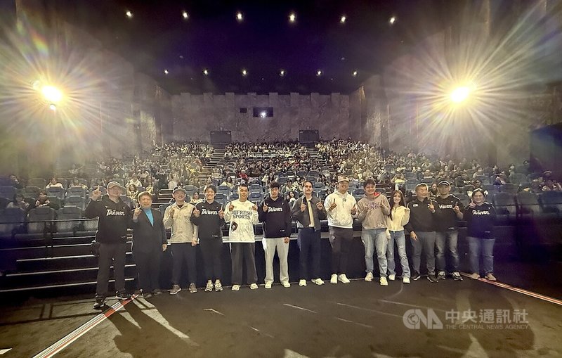 中職會長蔡其昌（前右3）出席世界12強棒球賽奪冠紀錄片特映活動時表示，2026年WBC世界棒球經典賽43人名單意願徵詢，目前為止還沒聽到沒意願的回覆。中央社記者謝靜雯攝　114年12月11日