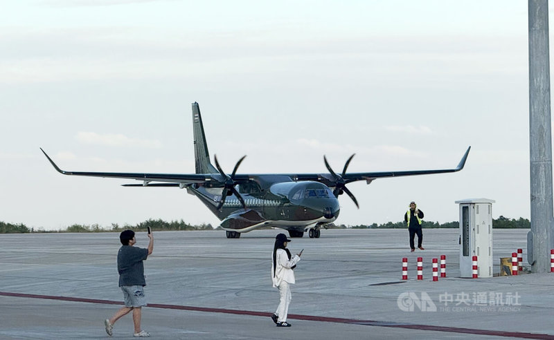 泰柬邊境局勢緊張，距離邊境約80公里的武里南府（Buriram）機場，自8日起升級保全和監控措施，並成立一個行動中心，負責監控和應對災害及安全相關事件。圖為停機坪有泰國軍機停靠。中央社記者李宗憲武里南府攝　114年12月11日