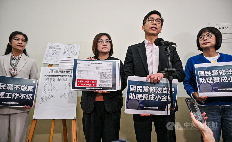 國民黨立委陳玉珍提出助理費除罪化修法引發討論，民進黨立委陳秀寶（左起）、陳培瑜、鍾佳濱、林月琴等人11日上午在立法院簽下連署聲明，支持國會助理捍衛應有的勞動權益。中央社記者鄭清元攝　114年12月11日