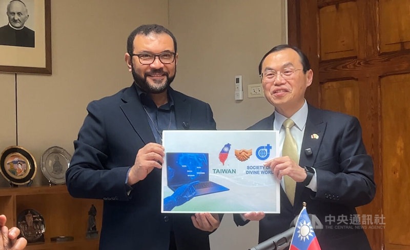 駐教廷大使賀忠義（右）10日代表政府援贈天主教聖言會購置電腦提供非洲5國天主教學校，聖言會總會長里貝羅（左）代表接受。中央社記者黃雅詩羅馬攝  114年12月11日