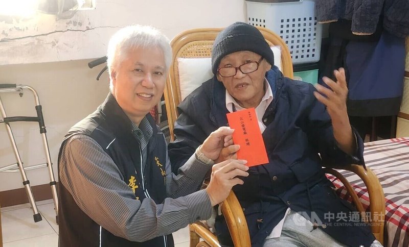 年末寒冬之際，台電澎湖尖山發電廠關懷弱勢活動，11日由廠長李鳳春（左）前往探視長者並致贈慰問金。中央社  114年12月11日