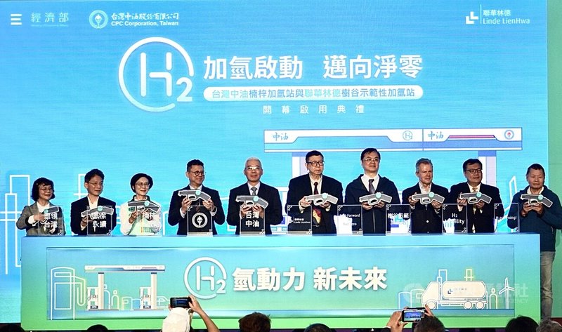 台灣中油楠梓加氫站與聯華林德樹谷示範性加氫站開幕啟用典禮11日舉行，台灣中油董事長方振仁（左5）、聯華林德氣體董事長歐文（Peter Owen）（右3）、高雄市副市長羅達生（右4）等出席儀式、合影留念。中央社記者董俊志攝　114年12月11日