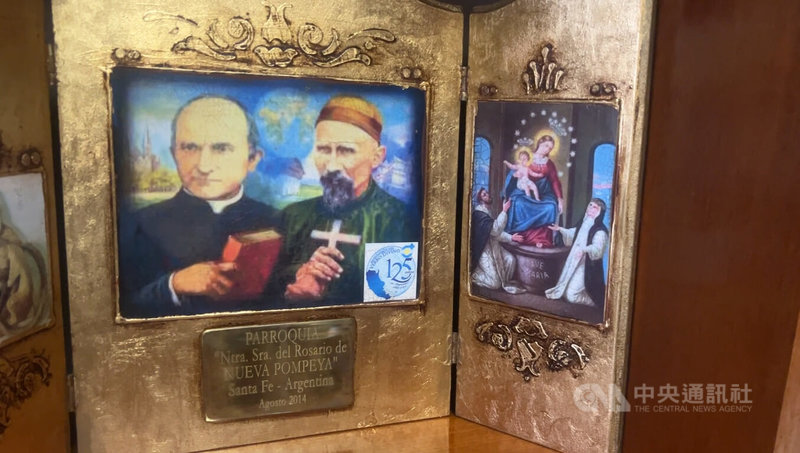 天主教聖言會的2位創辦人楊生(Arnold Janssen)(左)、福若瑟(Josef Freinademetz)(右)都已受封聖人,福若瑟19世紀末長期致力在中國傳福音,其畫像皆穿著中式傳統服裝。中央社記者黃雅詩羅馬攝 114年12月11日