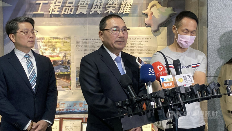 台中男大生遭酒後闖紅燈駕駛撞擊喪命案，一審判10年徒刑，死者家屬無法接受。新北市長侯友宜（中）11日接受聯訪表示，目前酒駕仍層出不窮，應要思考判決會不會讓民眾覺得司法離人民太遠。中央社記者黃旭昇新北市攝　114年12月11日