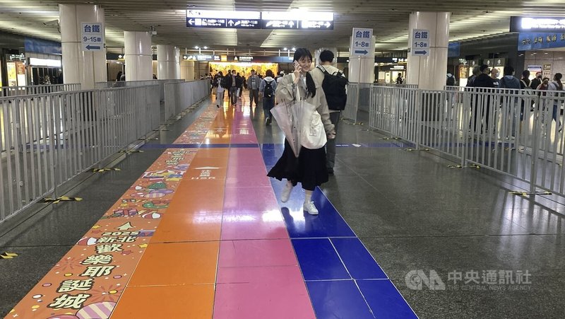 新北歡樂耶誕城巨星演唱會13、14日登場，會場周邊交通與人潮將分流管制，主要通道採一進一出動線。圖為板橋車站的三鐵共構通道已圍起欄杆，為人流管制預作準備。中央社記者黃旭昇新北市攝　114年12月11日