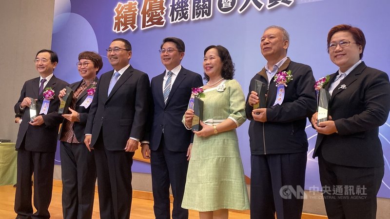 新北市政府11日表揚地政業務績優機關暨人員,透過跨機關合作強化不動產阻詐機制,市長侯友宜(左3)、地政局長汪禮國(左4)與獲獎者合影。中央社記者黃旭昇新北市攝 114年12月11日