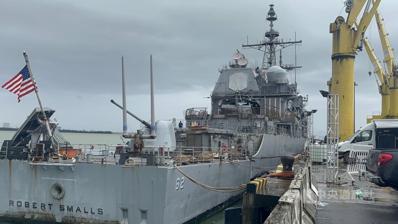 美國海軍第七艦隊提康德羅加級導彈巡洋艦史莫斯號與美國級兩棲攻擊艦的黎波里號正執行例行任務，8日起停靠峴港數日並與越南海軍進行軍事演習與防禦合作。中央社記者曾婷瑄峴港攝　114年12月11日