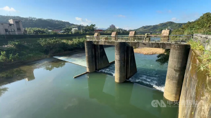 基隆河11月27日起受到油污染，台水公司經第三方檢驗確認水質符合標準，八堵抽水站（圖）11日上午8時恢復抽取基隆河水水源。先採「白天復抽，晚上停抽」方式，若檢測水質沒有問題，14日恢復整天抽水。中央社記者王朝鈺攝 114年12月11日