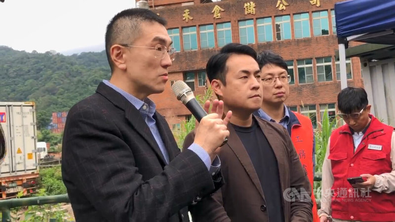 基隆河日前受油污染，經檢測後水質符合標準，台灣自來水公司11日恢復從基隆河取水，市長謝國樑（左）下午赴設在碇內福安宮的前進指揮所，向廟方表達感謝提供場地，並宣布撤除前進指揮所。中央社記者王朝鈺攝　114年12月11日