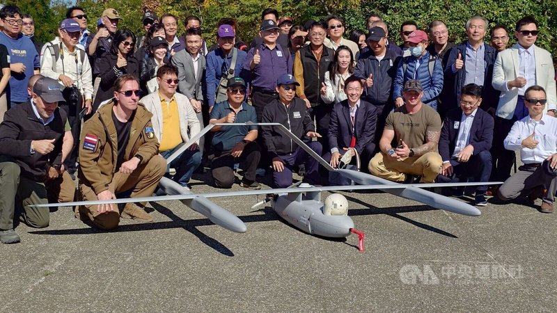 台灣彩光科技11日在嘉義縣布袋遊艇港展示美國長航程垂直起降無人機，吸引部分政府官員、無人機製造與研發業者與會。中央社記者蔡智明攝　114年12月11日