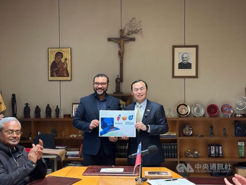 駐教廷大使賀忠義（右）10日代表政府援贈天主教聖言會購置電腦提供非洲5國天主教學校，聖言會總會長里貝羅（左）代表接受。中央社記者黃雅詩羅馬攝　114年12月11日