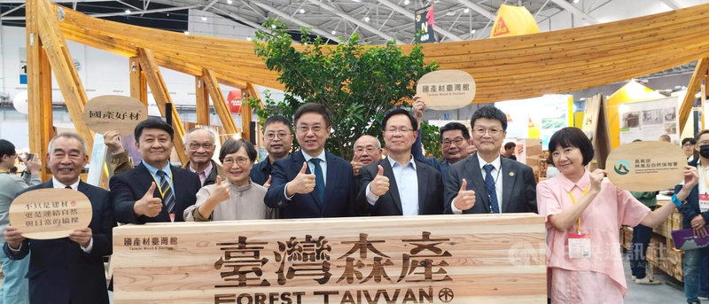 2025台北國際建築建材暨產品展11日起在南港展覽館1館登場，農業部林業及自然保育署以國家館「國產材台灣館」參展，今年主題名為「森產」，以循環、碳匯、建築的在地材料行動為策展核心。中央社記者汪淑芬攝　114年12月11日