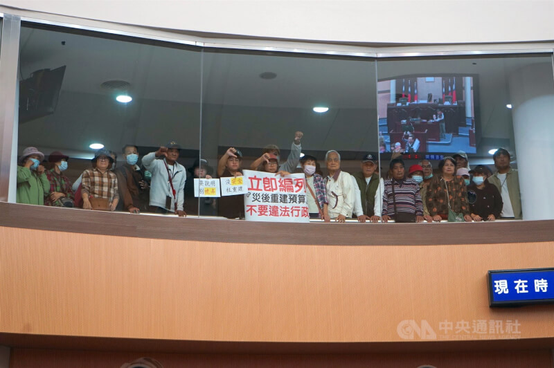 花蓮縣政府115年度總預算未列災區重建經費引爭議,未列入臨時會議程,逾500名光復災民11日到議會旁聽,對台下議員比起倒讚。中央社記者張祈攝 114年12月11日