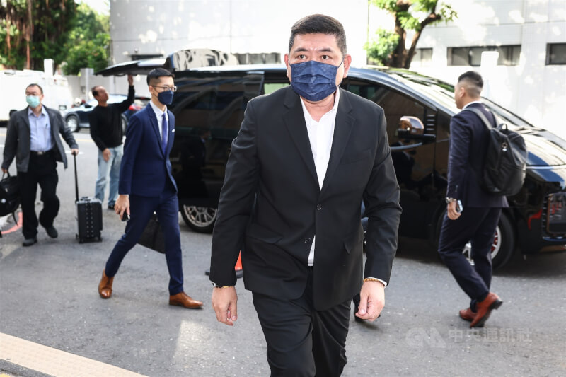 藝人NONO（陳宣裕）（前）被控妨害性自主案11日在台灣高等法院開庭，NONO在律師團隊陪同下抵達法院。中央社記者王騰毅攝  114年12月11日