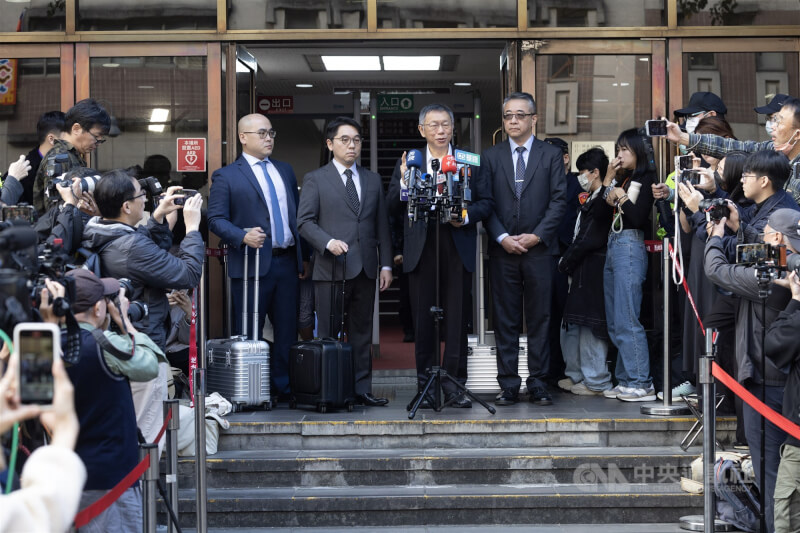 前台北市長柯文哲涉貪污案11日在台北地方法院開庭，柯文哲（中右2）與委任律師鄭深元（中右）、陸正義（中左2）、蕭奕弘（中左）一同抵達現場，並在門口向媒體簡短發言。中央社記者趙世勳攝　114年12月11日