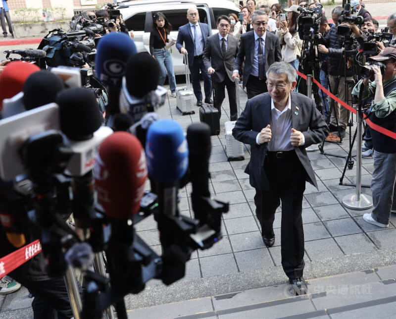 台北地方法院審理京華城案及政治獻金案，11日、12日將進行「提示證據」程序，由檢、辯針對全案200多卷證據表示意見。前台北市長柯文哲（前右）於開庭前簡短發言。中央社記者趙世勳攝　114年12月11日