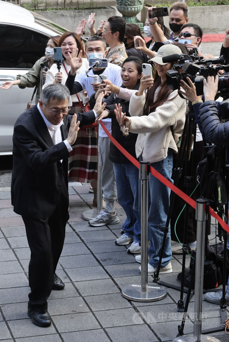 柯文哲(前左)涉貪污案11日在台北地方法院開庭,支持者到場熱情聲援。中央社記者趙世勳攝 114年12月11日