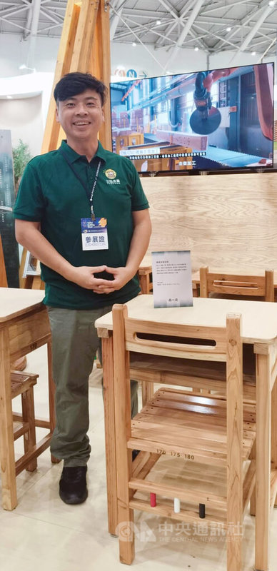 2025台北國際建築建材暨產品展11日在南港展覽館1館盛大開展,農業部林業及自然保育署以國家館「國產材台灣館」參展,三弘木業現場展示用國產材製作的學校課桌椅,經理朱哲毅介紹。中央社記者汪淑芬攝 114年12月11日