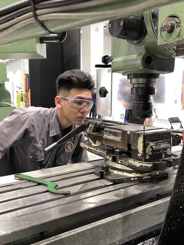 技專校院招生專業化總辦公室11日發布新聞稿，介紹最新一期的技職亮點人物。勤益科技大學機械系二年級學生黃信詒（圖）是技能競賽金牌選手，藉由勞動部、學校產學合作安排，早早進入大立光電累積實務經驗。（技專校院招生專業化總辦公室提供）中央社記者陳至中傳真　114年12月11日