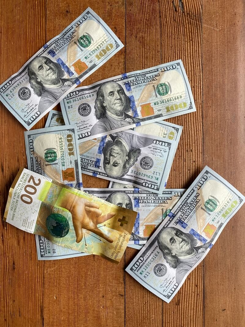 圖為瑞士法郎與美元紙鈔。（圖取自Unsplash圖庫）