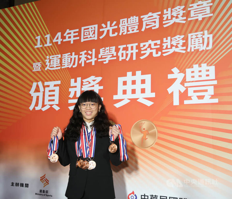 114年國光體育獎章暨運動科學研究獎勵頒獎典禮11日登場,台灣舉重新星陳冠伶(圖)進帳最多12面國光體育獎章,成為全場焦點。中央社記者張新偉攝 114年12月11日