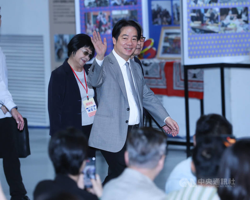 「青年百億海外圓夢基金計畫成果交流活動」開展記者會11日在華山文化創意產業園區舉行,總統賴清德(中)抵達時向現場民眾揮手致意。中央社記者謝佳璋攝 114年12月11日