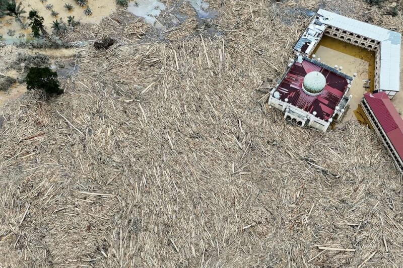 印尼蘇門答臘島遭遇嚴重洪災，亞齊省一座清真寺嚴重受損。（路透社）