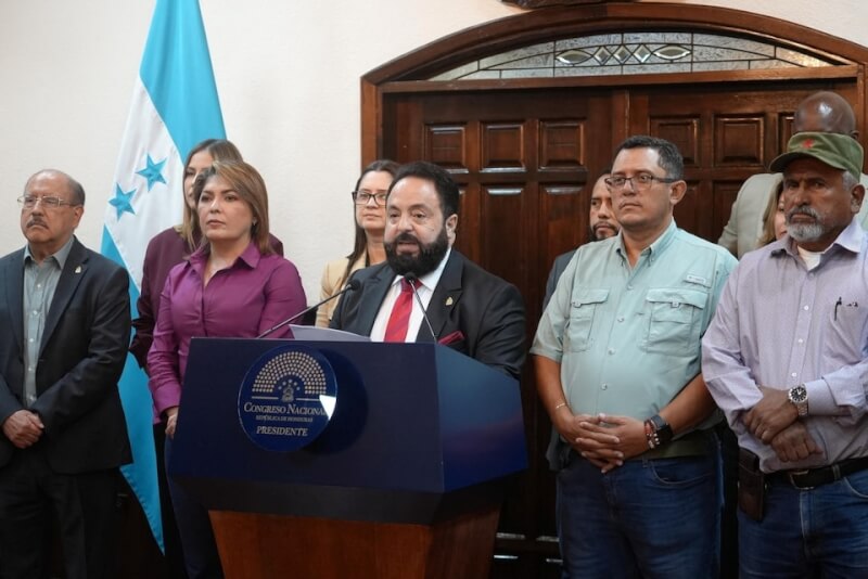 宏都拉斯國會議長芮登杜（前中）10日在記者會上表示，將不會承認總統大選的結果。（路透社）