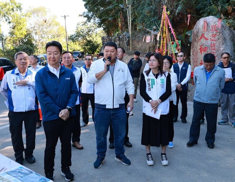 台16線水里鄉通往信義鄉路段邊坡不穩易崩塌，地方爭取改善多年，立法院交通委員會11日考察南投地區交通建設，國民黨立委游顥（前中）、民眾黨立委麥玉珍（前右）、交通部長陳世凱（前左）等人出席。（南投縣政府提供）中央社記者蕭博陽南投縣傳真　114年12月11日