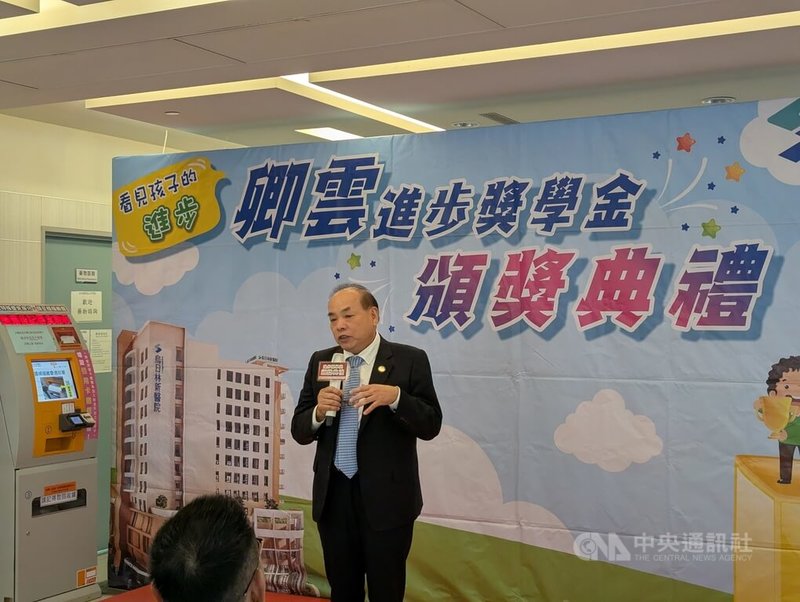 卿雲慈善基金會12日在台中舉辦進步獎學金頒獎典禮,基金會董事蔡世寅(圖)會中表示,進步獎學金開辦至今,已支持逾千名孩子走過求學之路,也盼望學童在未來長大有能力時,能將曾接受的溫暖與善意回饋社會。中央社記者蘇木春攝 114年12月12日