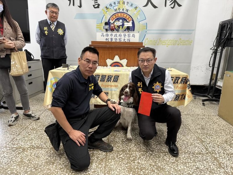 高雄警方查獲某販毒集團利用將毒品埋在偏僻公園,警方出動緝毒犬「可樂」(中)協助挖出192顆大麻菸彈,高市刑大大隊長鄢志豪(右)頒發加菜金給「可樂」。(高雄市刑大提供)中央社記者洪學廣傳真 114年12月12日