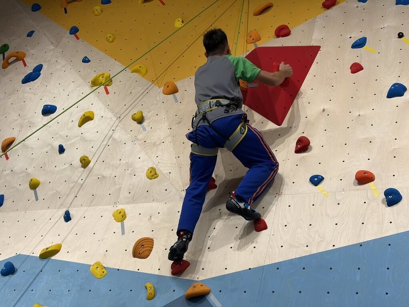 台東大學附屬特殊教育學校12日舉行攀岩場「融岩基地」落成典禮，這也是全台首座友善身心障礙學生的校園共融攀岩場。（林保署台東分署提供）中央社記者盧太城台東傳真　114年12月12日