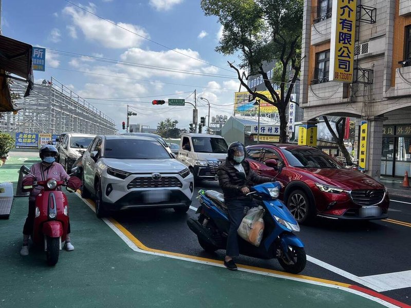 屏東市華正路增設人行道及停車彎，汽機車道縮減後塞車嚴重，且標線不夠直觀，停車彎被當作機車道行駛，更有民眾騎上人行道，交通亂象引議。（立委鍾佳濱服務處提供）中央社記者黃郁菁傳真　114年12月12日