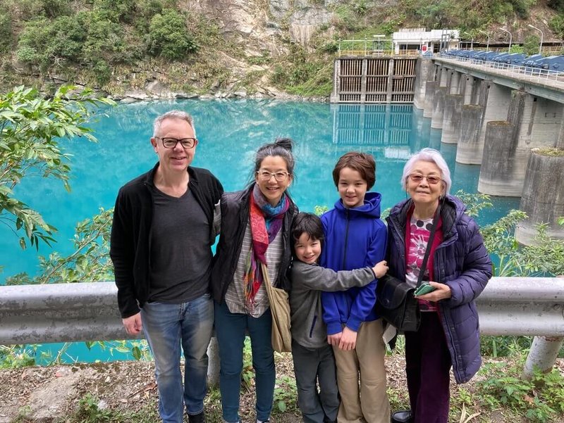 陳思寧(左2)說母親(右1)對她影響很大,讓她在加拿大和台灣兩種文化下兼容並蓄地長大。她的丈夫(左1)和兩個孩子也都非常喜歡台灣。(陳思寧提供)中央社記者程愛芬溫哥華傳真 114年12月12日