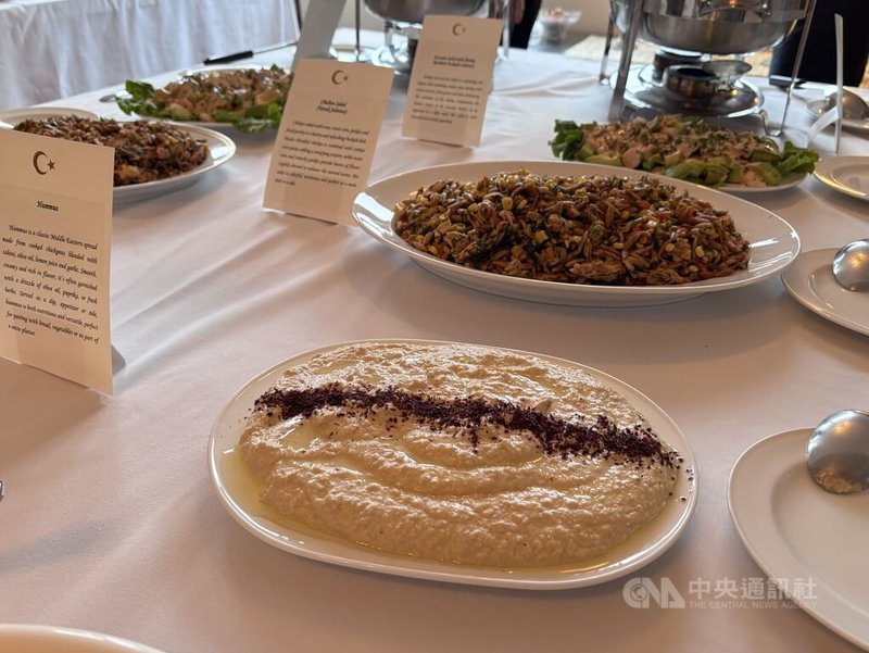 土耳其駐台代表柯睿(Fikret Türkeş)12日在官邸舉辦「土耳其美食饗宴」,其中一道料理是鷹嘴豆泥,上頭香料鹽麩木(sumac)是親自帶來台灣的。中央社記者楊堯茹攝 114年12月12日