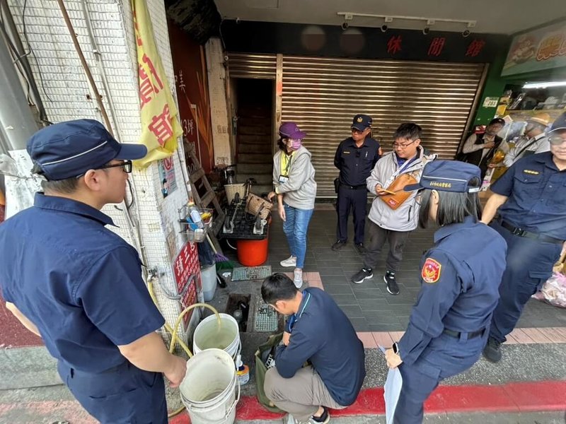 台北市北投區某休閒館涉供場所讓人聚賭，警方獲報查緝發現有賭博依法送辦業者等人，業者後續仍開門營業，轄區分局10月間派員查訪發現賭博行為，與市府相關單位執行停止供水供電，徹底斷絕賭博歪風。（警方提供）中央社記者劉建邦傳真　114年12月12日