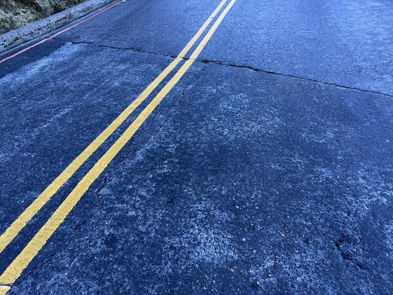 受大陸冷氣團南下及水氣影響，合歡山台14甲線高海拔路段有局部結冰機率，交通部公路局中區養護工程分局及南投縣警察局仁愛分局提醒民眾隨時注意路況，並配合管制措施。（仁愛分局提供）中央社記者鄭維真傳真　114年12月12日