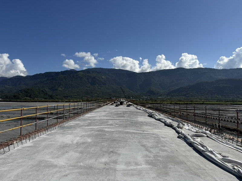 花蓮玉里鎮高寮大橋2022年因0918台東強震受損，花　連縣政府爭取中央經費重建，11日進行合龍儀式，象徵主體結構完成，後續將施作橋面，目標2026年農曆春節前提前通車。（花蓮縣政府提供）中央社記者張祈傳真　114年12月12日