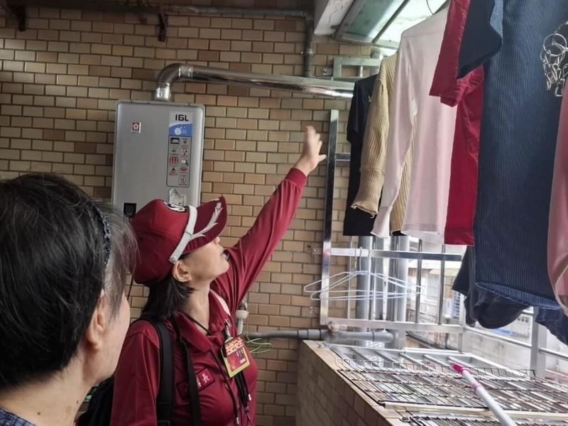 台北市政府消防局說，交通部中央氣象署預估13日晚間冷空氣逐漸南下，氣溫下滑，呼籲長者注意保暖，並提醒在家用熱水器應慎防一氧化碳中毒，切勿緊閉窗戶、保持通風。圖為消防局人員先前宣導正確裝設熱水器。（消防局提供）中央社記者劉建邦傳真　114年12月12日