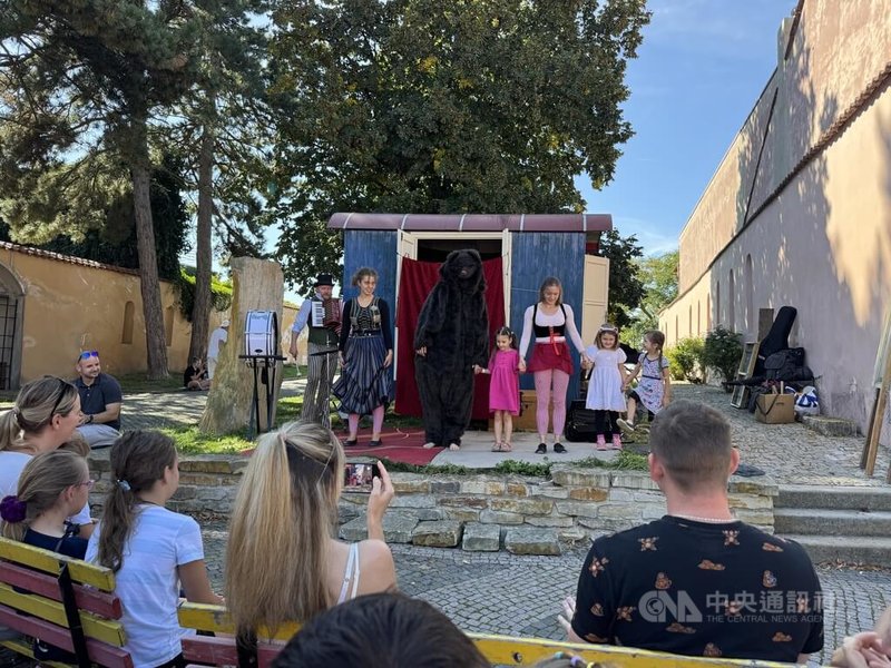 「業餘劇場」（Amateur theater）在捷克已有兩百多年歷史，聯合國教科文組織將捷克「業餘劇場」列入非物質文化遺產名錄。圖為位於捷克鄉下的劇場活動。中央社記者劉郁葶梅爾尼克攝 114年12月12日