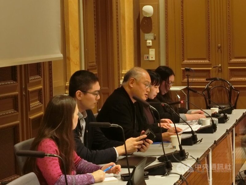 人權工作者李明哲（中）在瑞典國會與友台議員進行座談，他警告，中國對台灣實行的跨境鎮壓不只侵犯台灣主權，也是對全世界輸出威權統治的一部分。中央社記者辜泳秝斯德哥爾摩攝 　114年12月12日