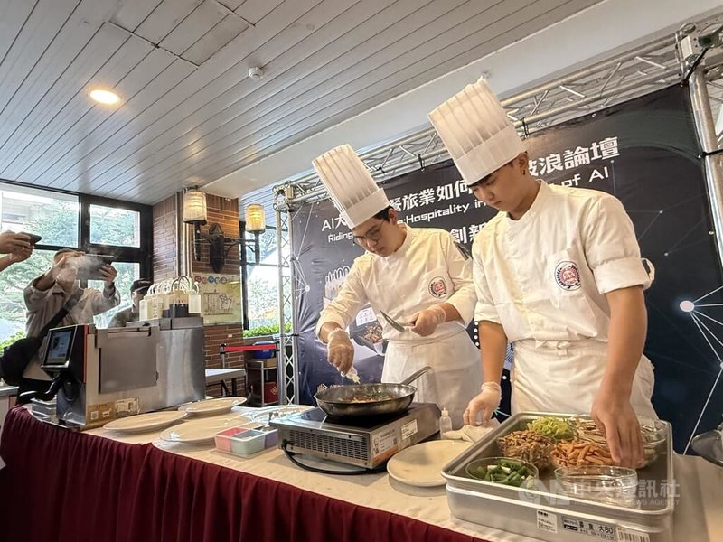 弘光科技大學12日舉辦「AI大浪潮！餐旅業如何乘風破浪」研討會，由真人廚師與AI智能廚師比賽客家小炒，餐旅系大二學生花費6分鐘完成菜品。中央社記者趙麗妍攝　114年12月12日
