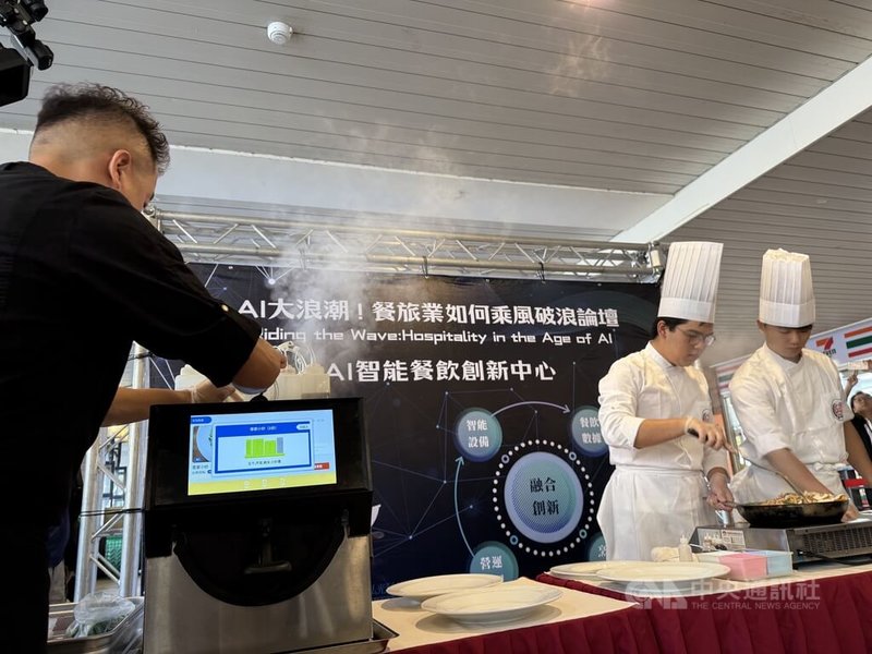 弘光科技大學12日舉辦「AI大浪潮！餐旅業如何乘風破浪」研討會，由真人廚師與AI智能廚師比賽客家小炒，工作人員將材料倒進智能炒菜機中烹調，智能廚師僅以4分鐘完成菜品。中央社記者趙麗妍攝　114年12月12日