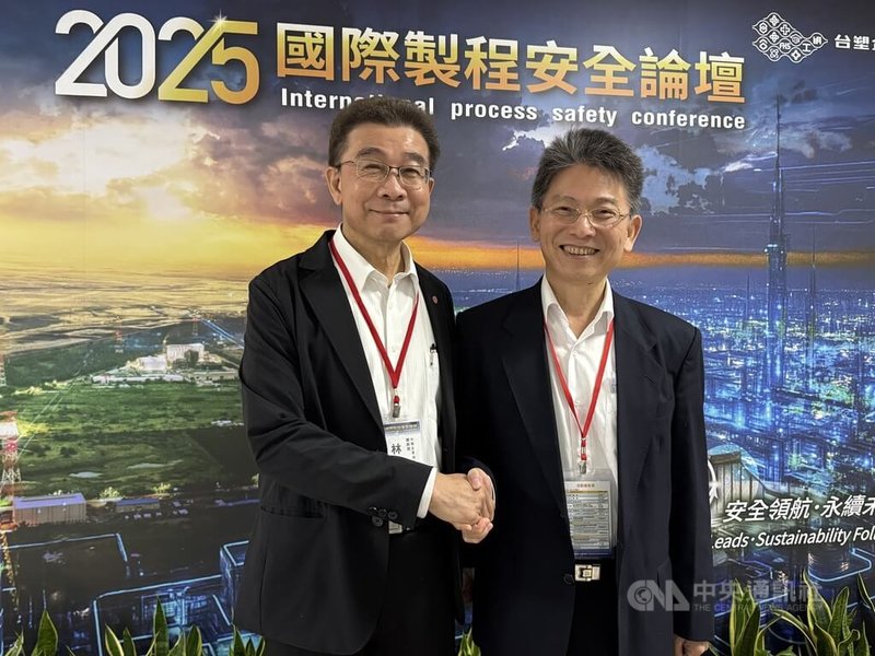 勞動部職業安全衛生署與台塑企業合作,12日在雲林縣台塑麥寮工業園區共同舉辦「2025年國際製程安全論壇」,論壇由職安署副署長萬榮富(右)與台塑企業總管理處總經理林善志(左)共同主持。中央社記者姜宜菁攝 114年12月12日