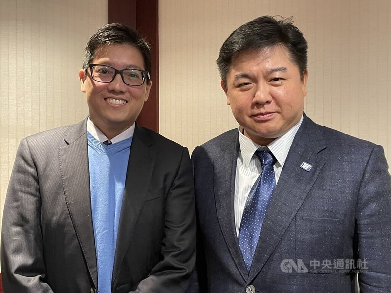 華城總經理許逸德（右）12日在法人說明會中指出，持續受惠台電、美國電力基礎建設、人工智慧資料中心（AI DC）、綠能等四大動能，預期2026年AI DC業績占比可超過10%。圖左為華城執行長許逸晟。中央社記者鍾榮峰攝　114年12月12日